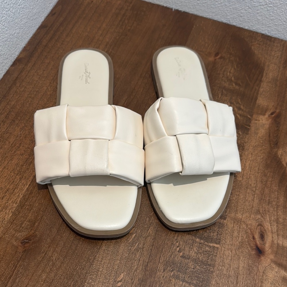 Universal Thread Cream Slide Sandals
